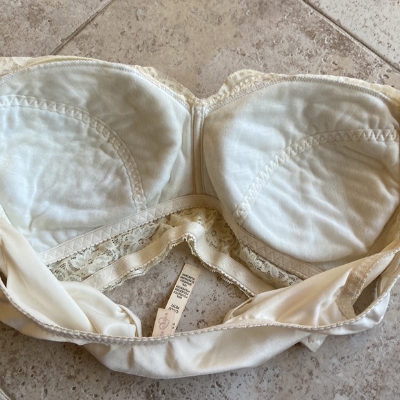 Rhonda Shear Women's Pin-Up Lace Leisure Cream Bra with Removable Pads - Picture 11 of 12